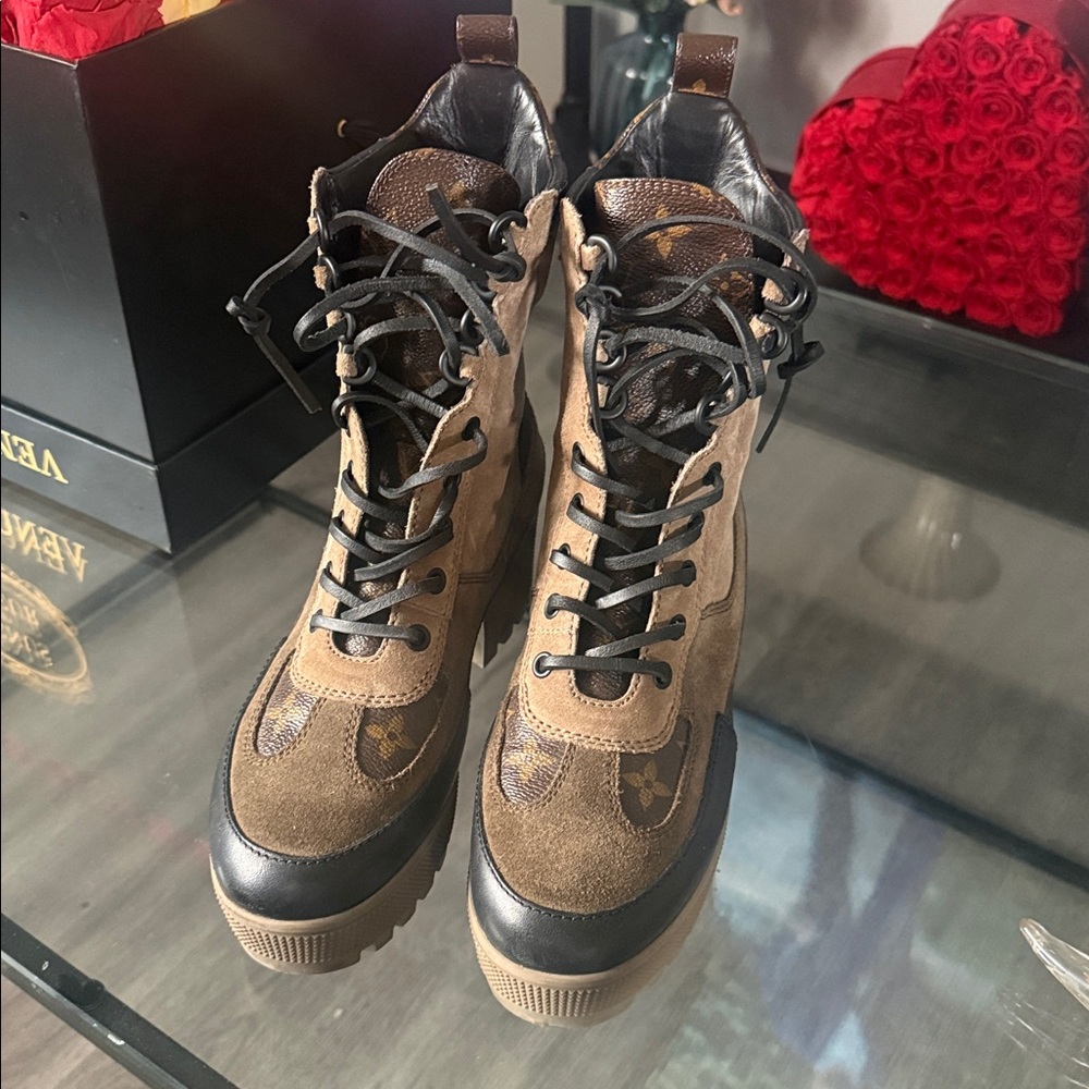 Laureate Platform Desert Boot - Picture 7 of 12
